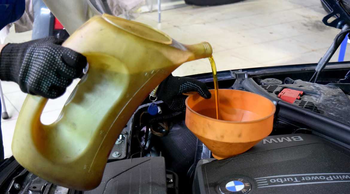 Как лучше слить масло с двигателя: аппаратная замена или классическая