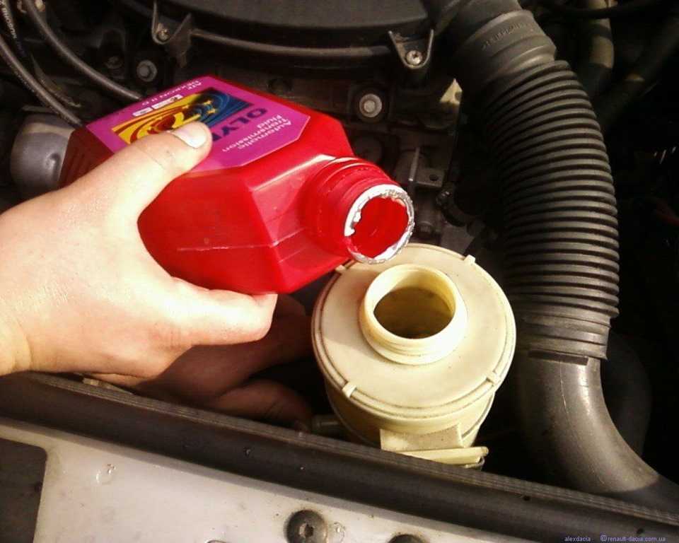 Течет красная жидкость из под машины. какие жидкости нужно регулярно проверять в автомобиле? проверка уровня тормозной жидкости