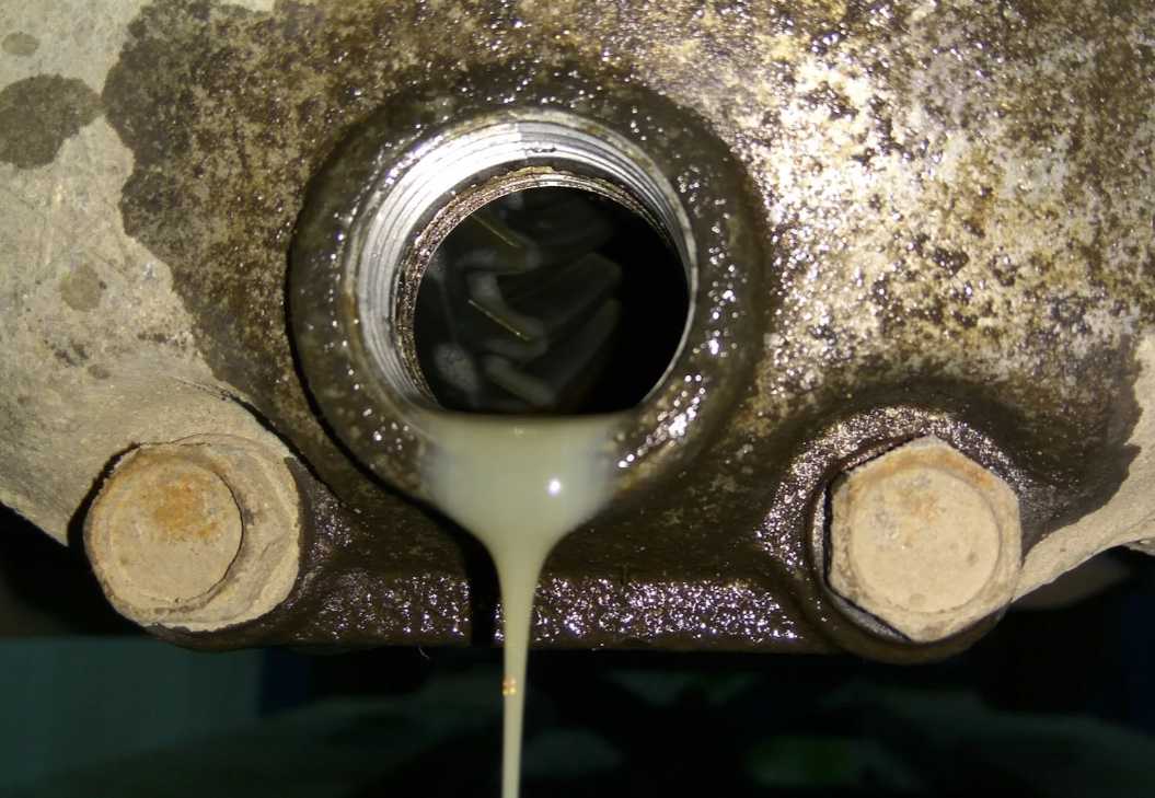 Утечка масла из двигателя: причины и решение проблемы