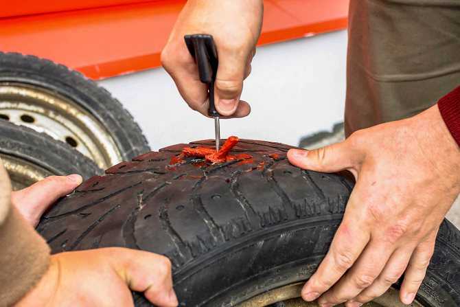 Как устранить спускание бескамерной шины
