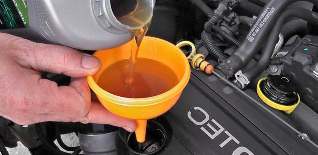 Сколько масла заливать в двигатель: как не испортить мотор