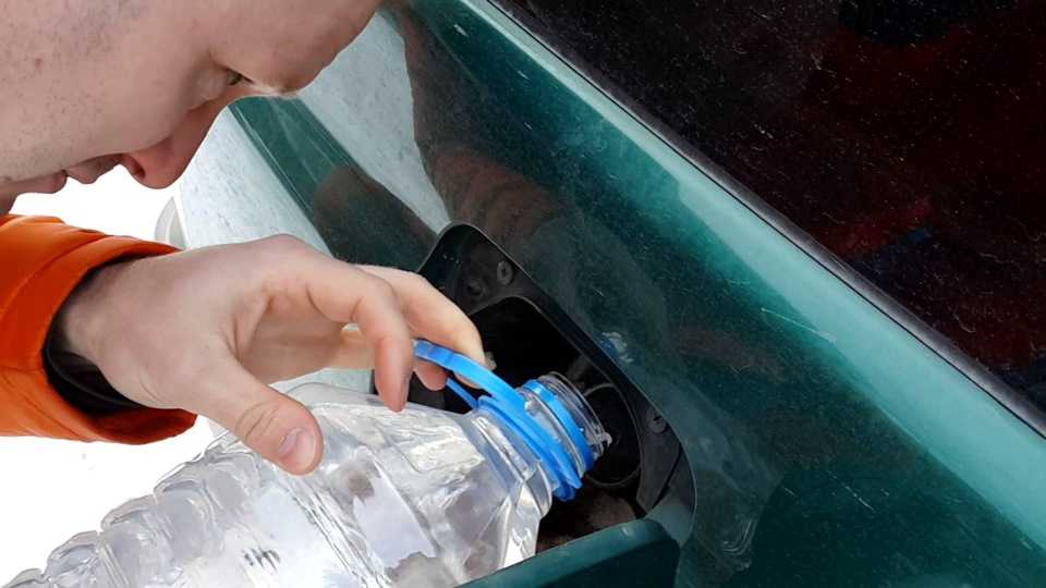 Как удалить воду из бензобака своими руками? видео-инструкция