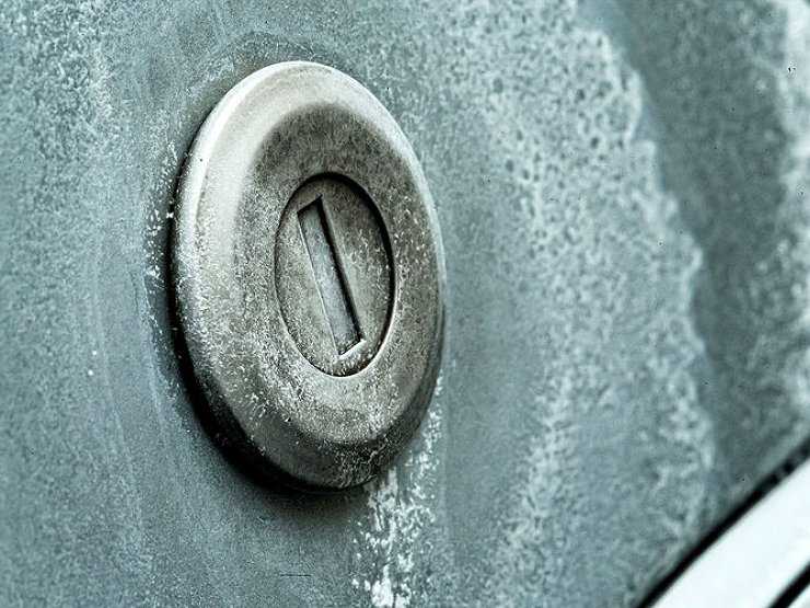 Чем смазать замки дверей автомобиля на зиму лучше, чтоб не замерзало: как разморозить если замерз замок после мойки