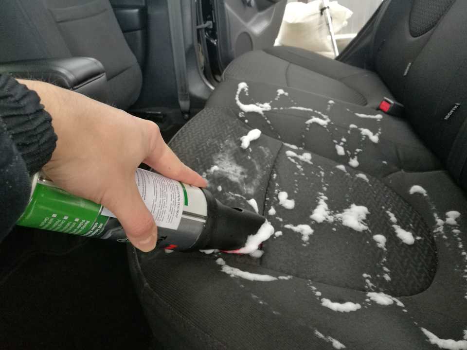 Как и чем чистить сидения автомобиля?