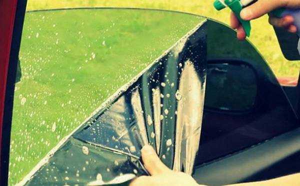 Как убрать тонировку со стекла машины, чем удалить старую пленку и остатки клея с автомобиля: советы и рекомендации