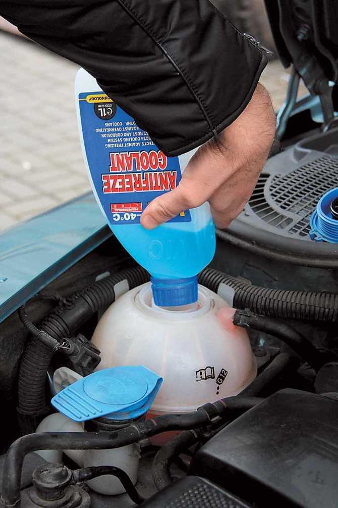 Жидкости в автомобиле: что заливают в машину