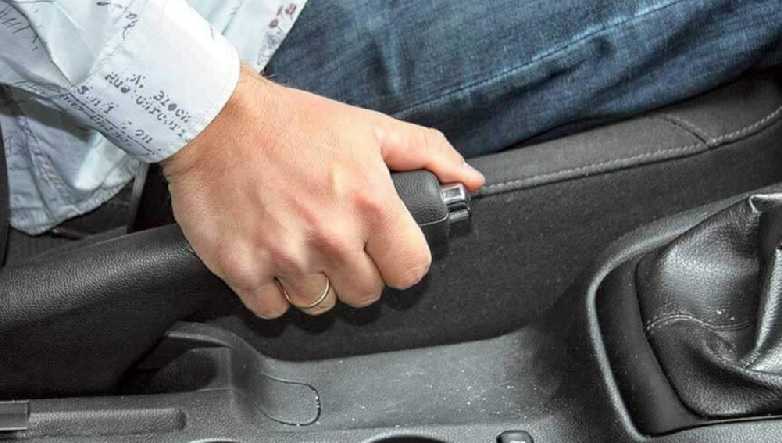 Что делать, если в автомобиле заклинило ручник