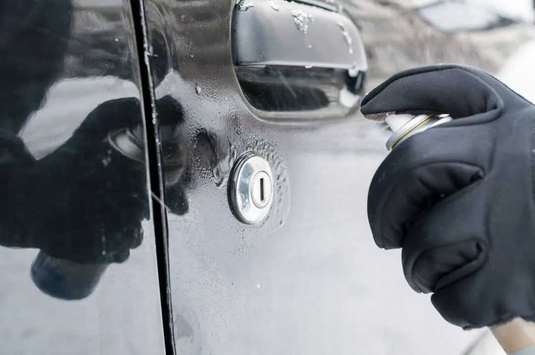 Замерз замок в багажнике машины. что делать если замки и двери автомобиля замёрзли? как открыть двери