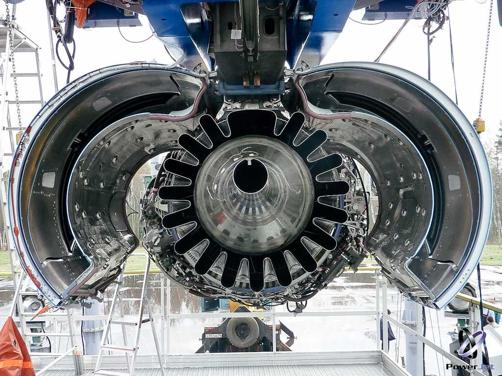 Запуск авиационного двигателя -  aircraft engine starting