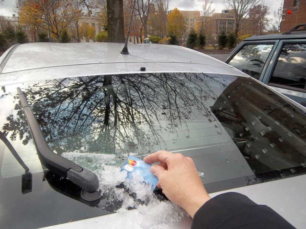 Что делать, если замерзают зеркала автомобиля, в том числе заднего вида, чем их обработать и как отогреть