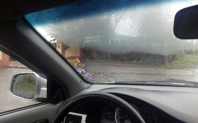 Потеют стекла в машине. в дождь, изнутри – что делать