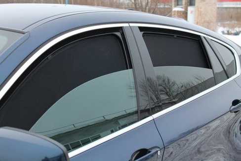 Какой штраф за шторки (каркасные и обычные) на окнах автомобиля?