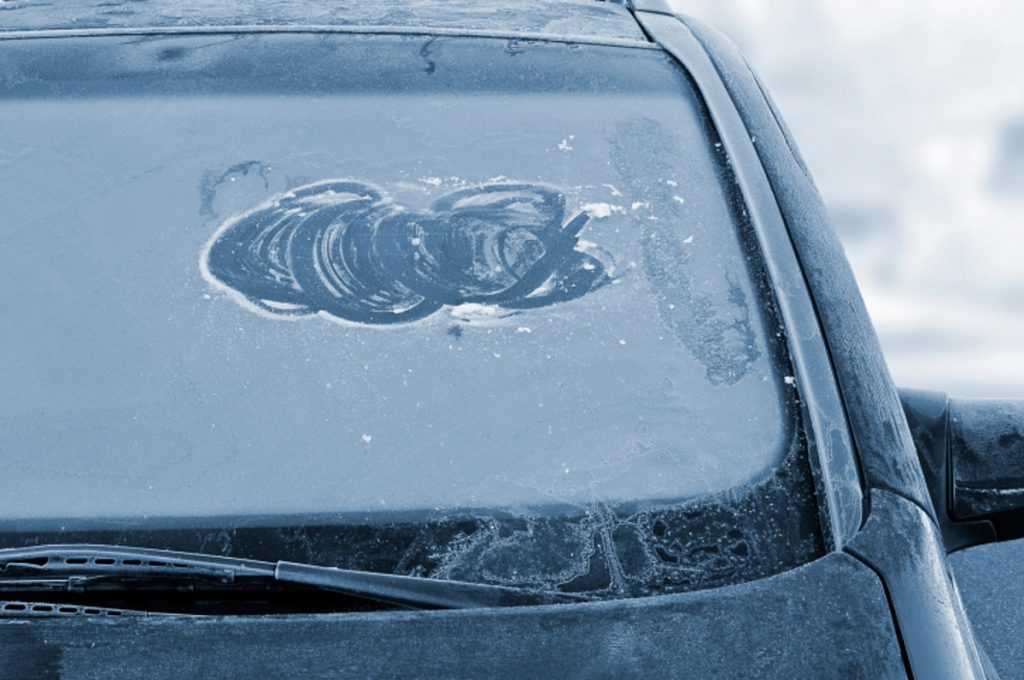 Как быстро разморозить стекла автомобиля: простые способы