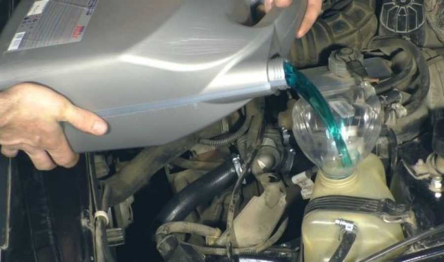 Замена антифриза (охлаждающей жидкости) мотоцикла honda cb400 своими руками.