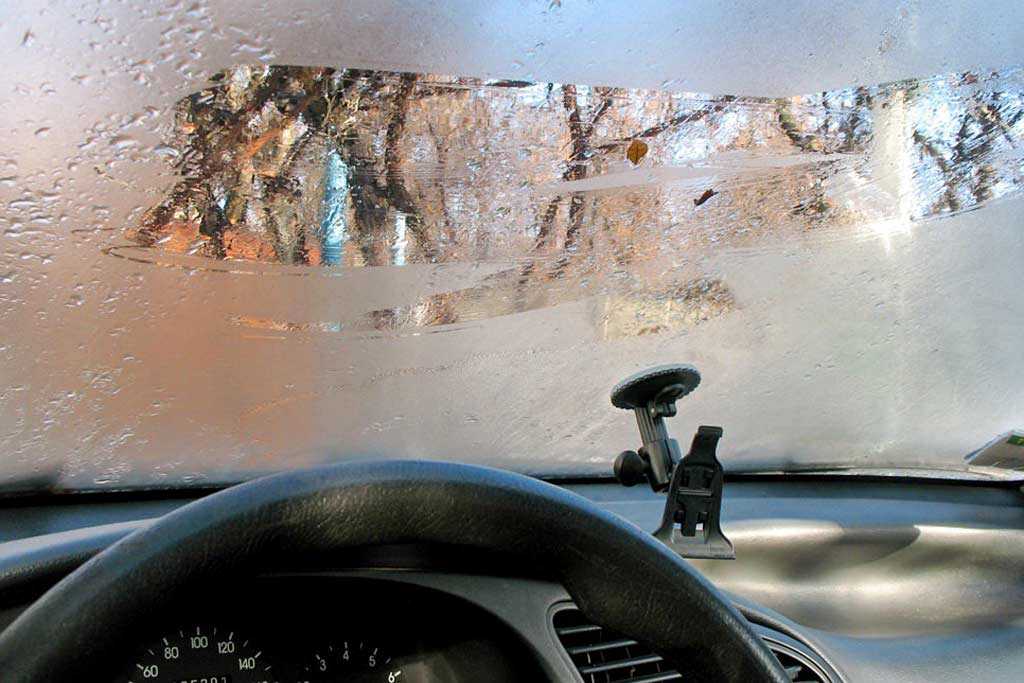 Запотевают стекла в машине изнутри зимой и замерзают: что делать, как устранить запотевание? почему затягивает стекла окон в машине зимой: причина. почему потеют окна в машине изнутри после алкоголя, когда выпьешь, во время дождя, зимой?