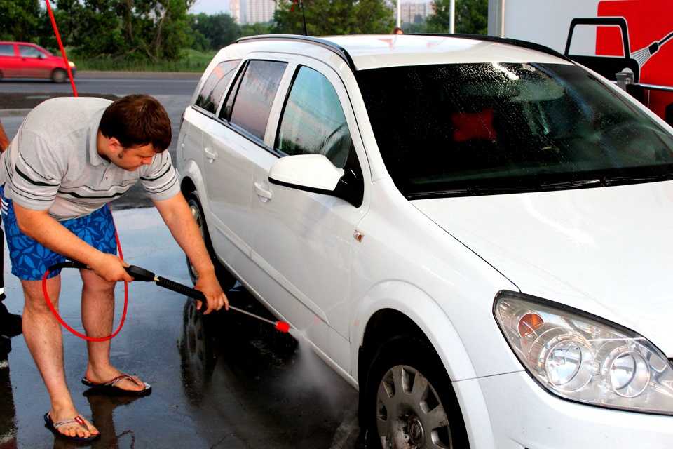 Можно ли мыть машину во дворе в 2020 году: 4 полезных совета