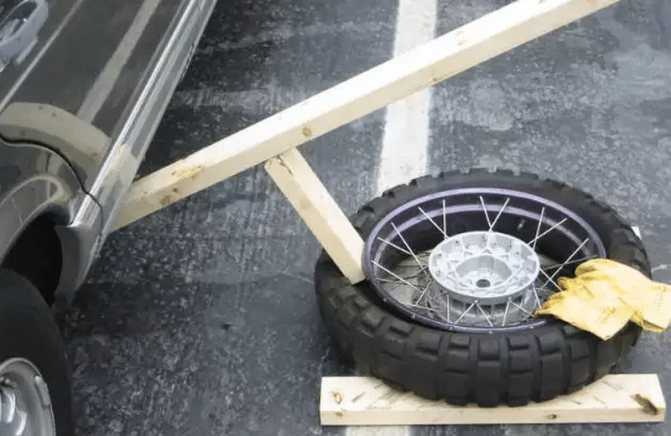 Белые, желтые и красные точки на новых шинах помогают правильно установить резину на колесный диск для балансировки