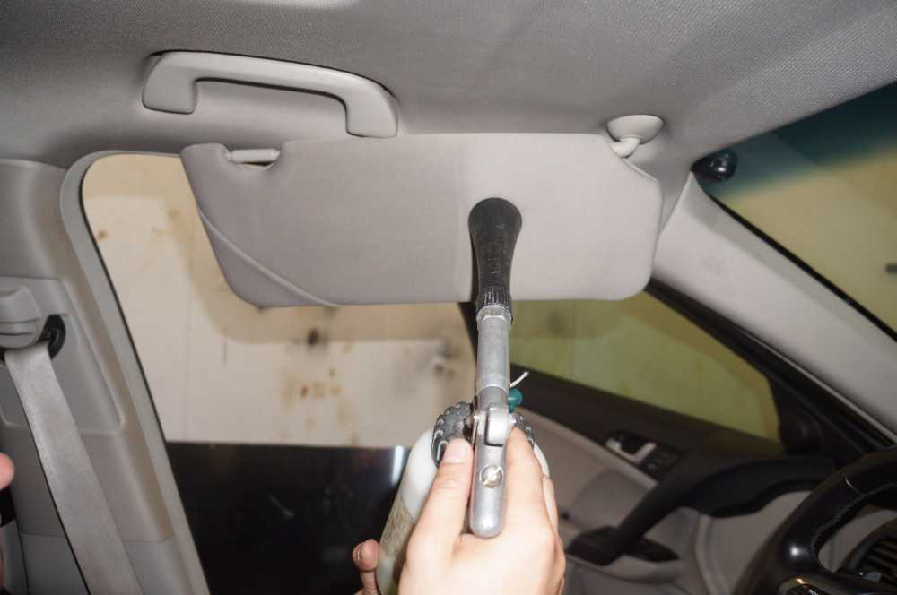 Чистка потолка автомобиля своими руками. как это делать?