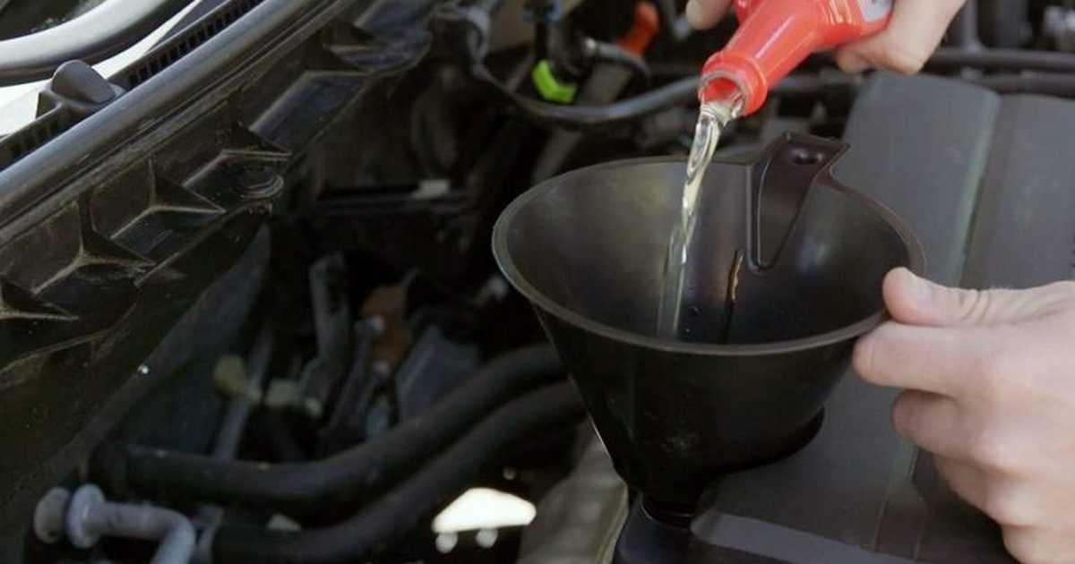 Чем лучше менять масло в двигателе сливать или откачивать масло