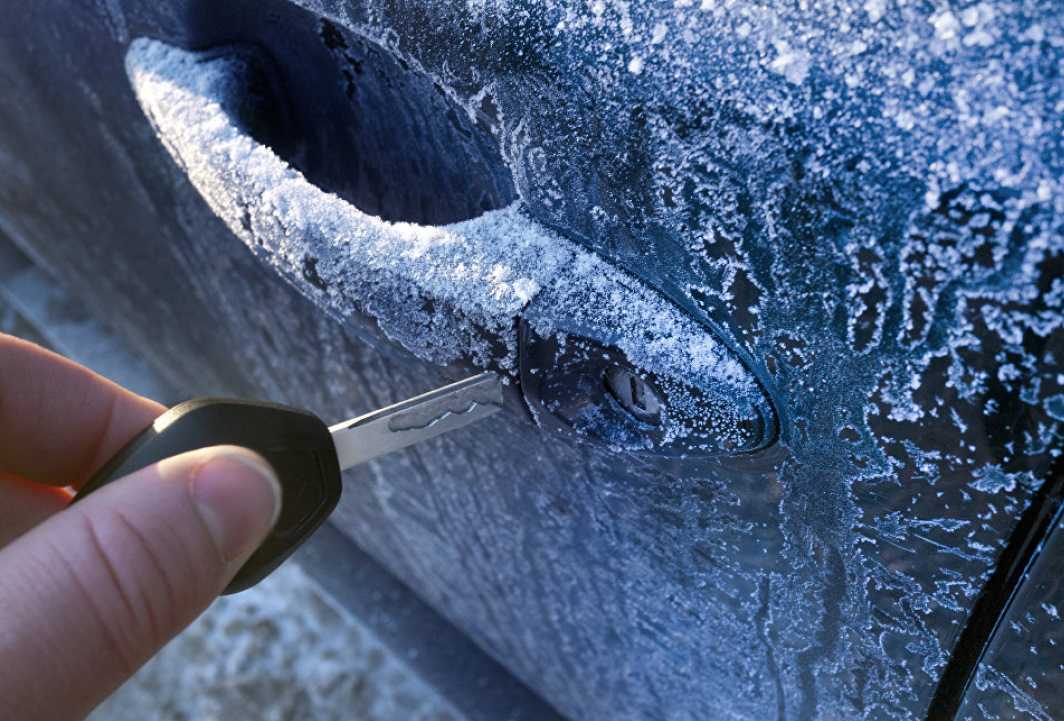 Замерз замок в машине. 5 простых способов разморозки!