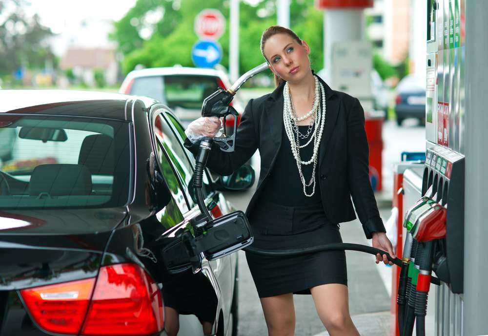 Что делать, если закончился бензин в машине на дороге: советы