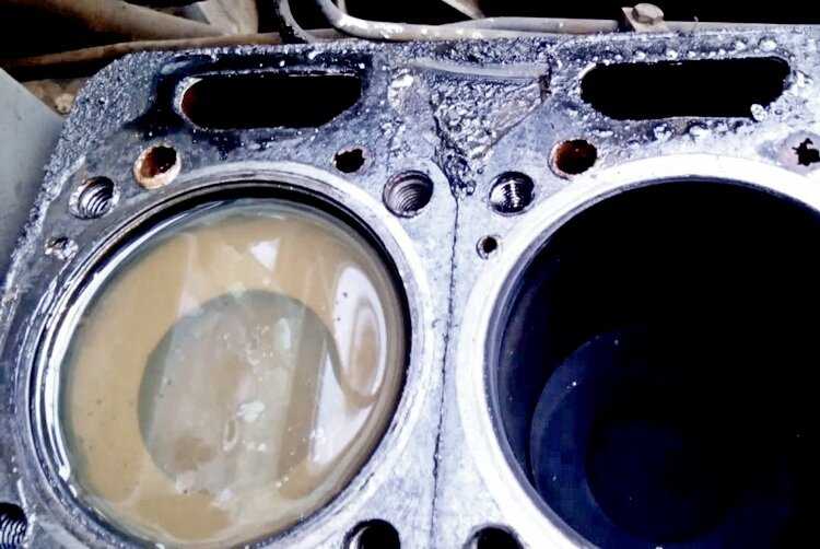 Как слить лишнее масло из двигателя через щуп