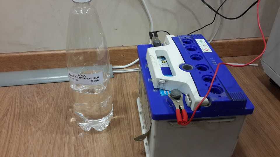 Можно ли доливать дистиллированную воду в аккумулятор, как правильно добавлять зимой и летом, влияние типа акб на необходимость в жидкости