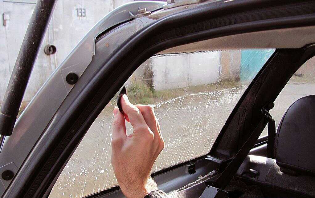 Как правильно снять тонировку со стекол автомобиля самостоятельно: 5 простых методов