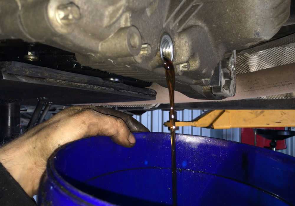 Как слить масло с двигателя, почему возникает перелив и как откачать лишнее масло?