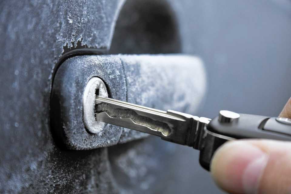 Как открыть замерзшую дверь автомобиля? что делать, если замерзает замок двери? — auto-self.ru