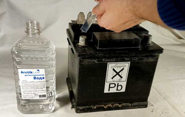 Сколько необходимо заливать дистиллированной воды в аккумулятор для его надежной работы?