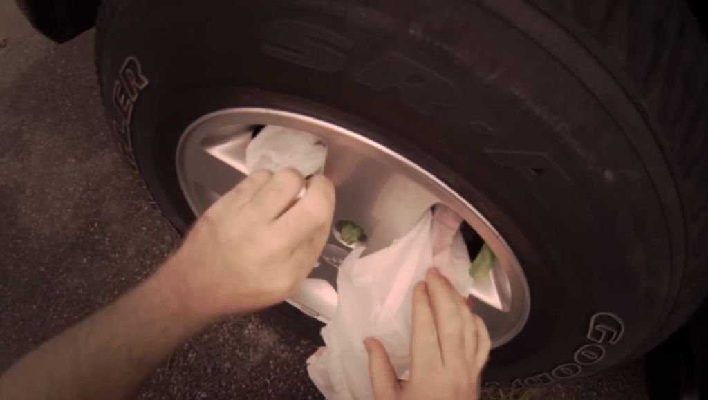 Как покрасить штампованные диски автомобиля своими руками