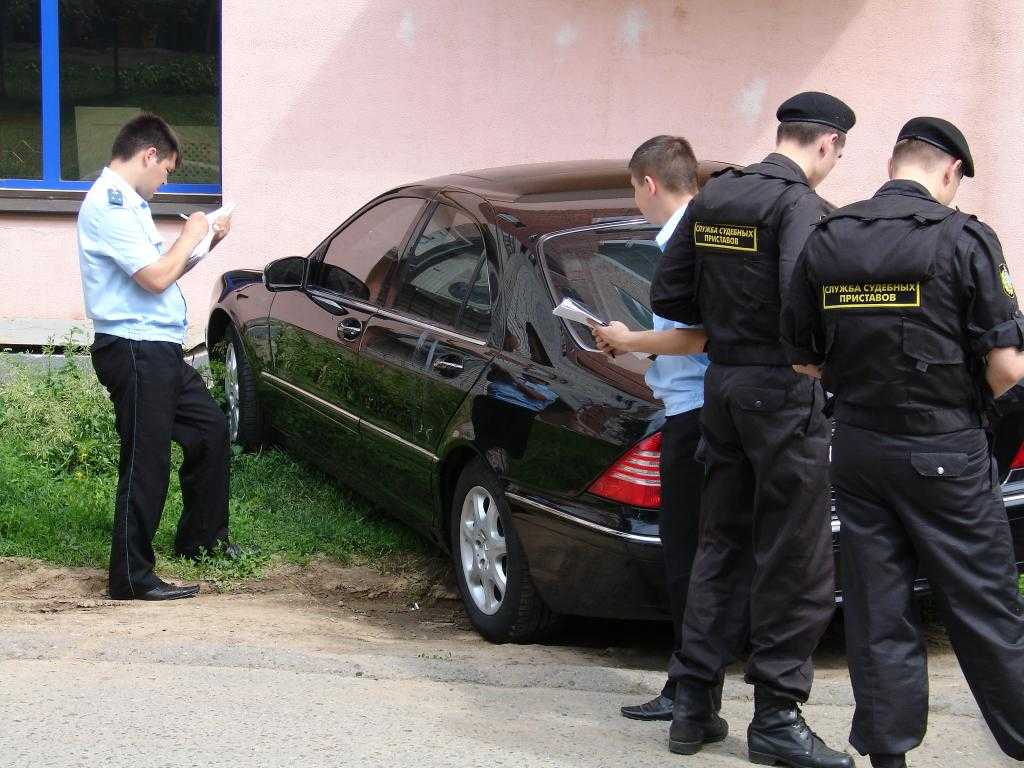 Арест на автомобиль: можно ли ездить на арестованном авто судебными приставами