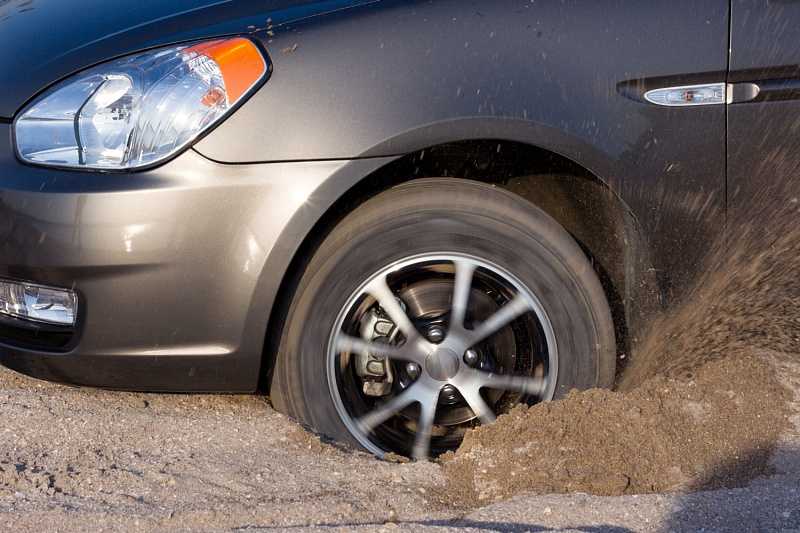 Что делать если застрял на автомобиле в грязи или снегу?