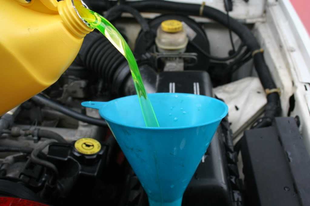 Пять видов жидкостей которые необходимо проверять в автомобиле