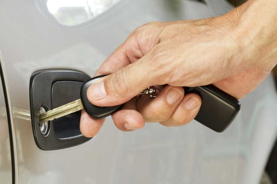 Потерял ключи от машины - что делать? как открыть машину без ключа :: syl.ru