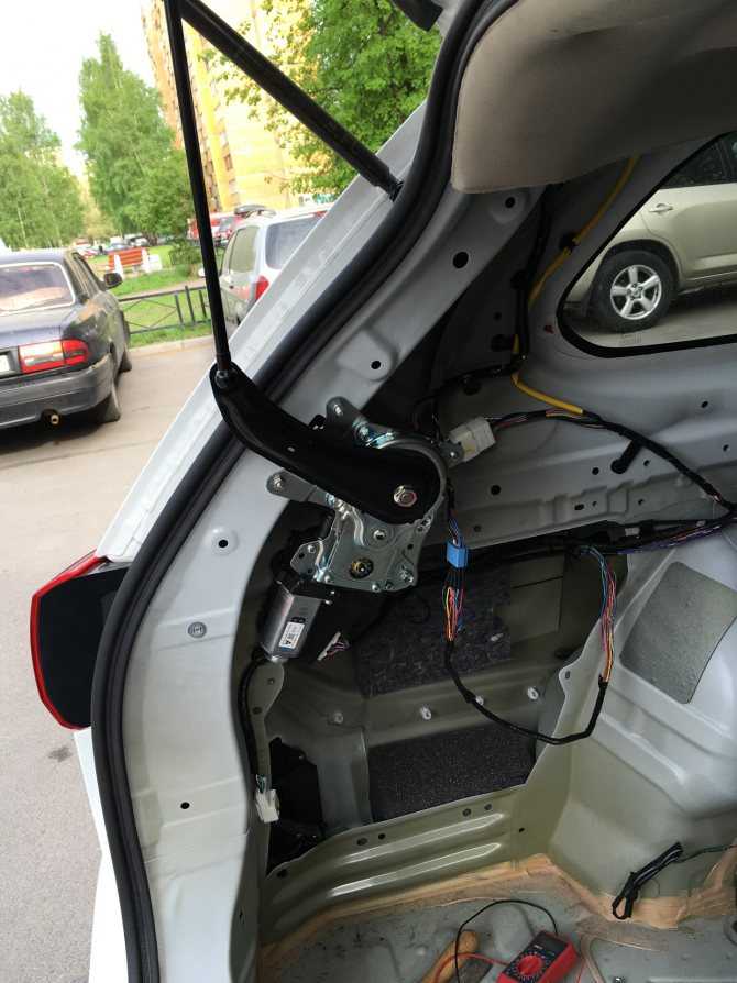 Электропривод замка багажника: особенности установки