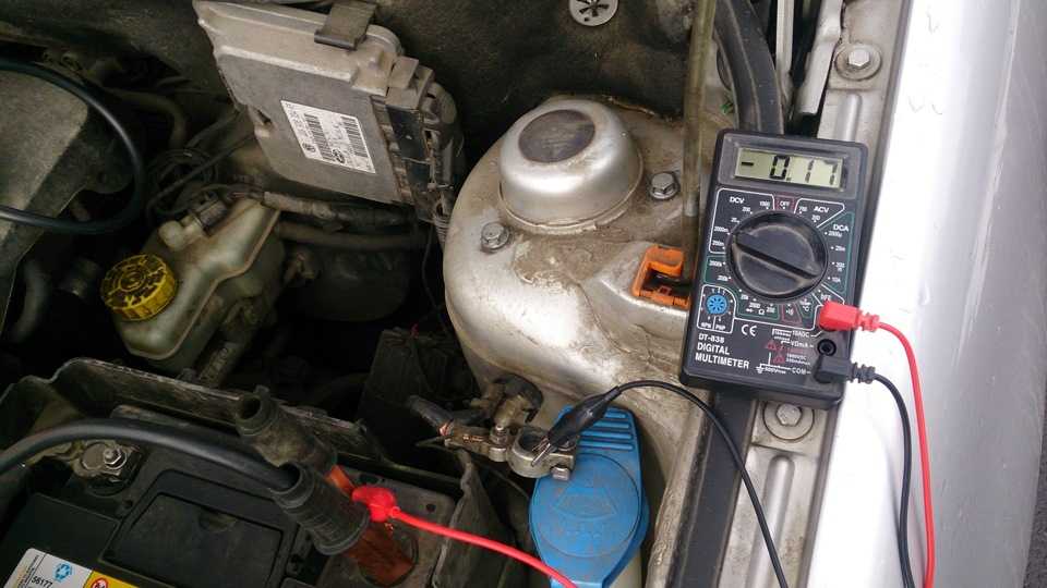 Заряжается ли аккумулятор при работе двигателя на холостом ходу?