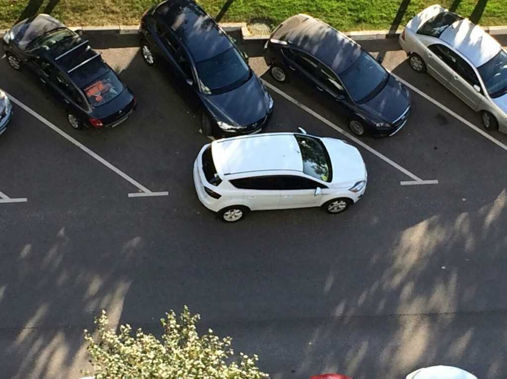 Что делать если на парковке заблокировали машину