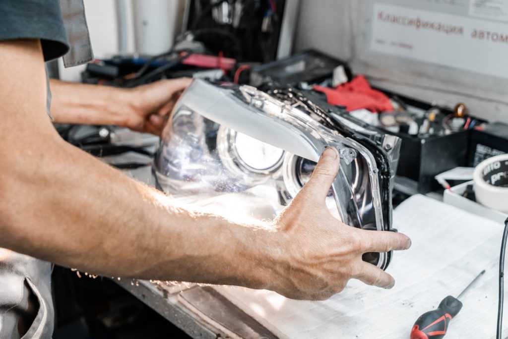 Восстановление фар автомобиля: ремонт и замена стекла, чем приклеить крепления, как убрать трещины