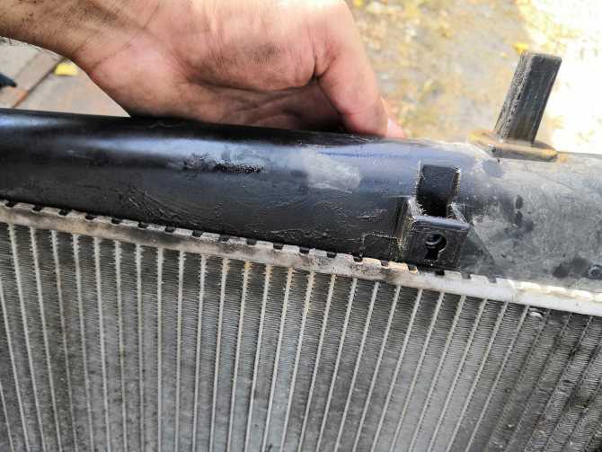 Как устранить течь радиатора охлаждения?