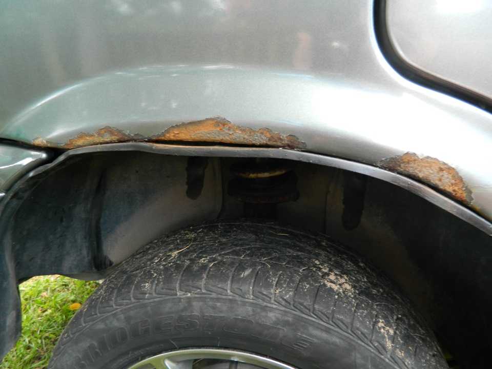 Как убрать ржавчину с кузова автомобиля своими руками: чем обработать и зачистить поверхность, как вытравить и избавиться от коррозии?