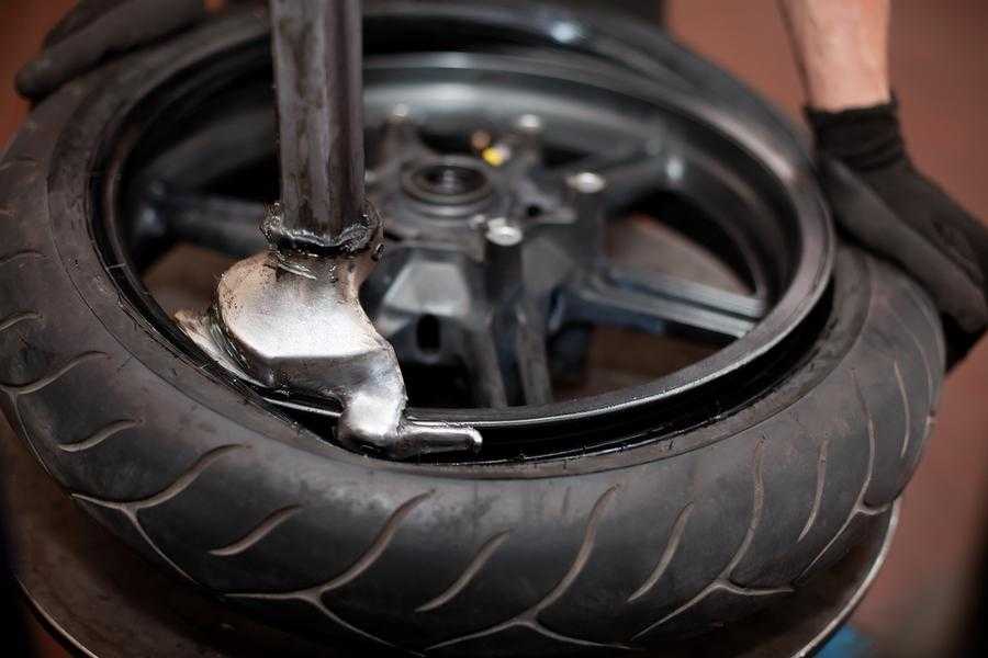 Белые, желтые и красные точки на новых шинах помогают правильно установить резину на колесный диск для балансировки