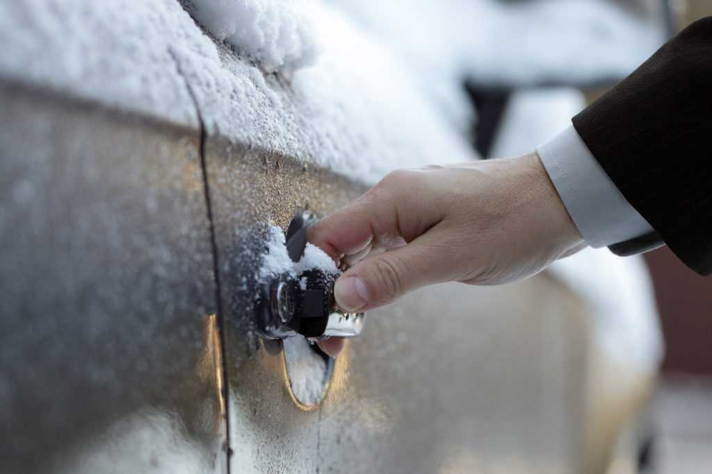 Замерз замок в машине, что делать? 5 способов открыть двери автомобиля, если замки замёрзли