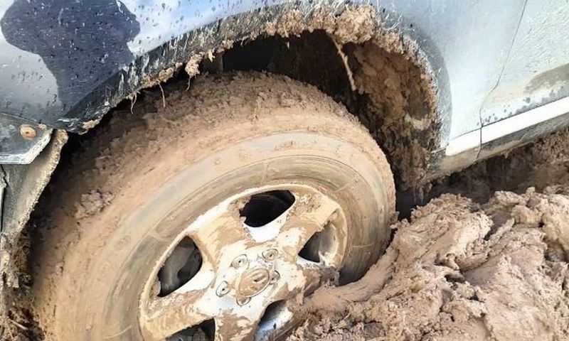 Автомобиль застрял в грязи - как его вытащить без помощи? - myautohelp