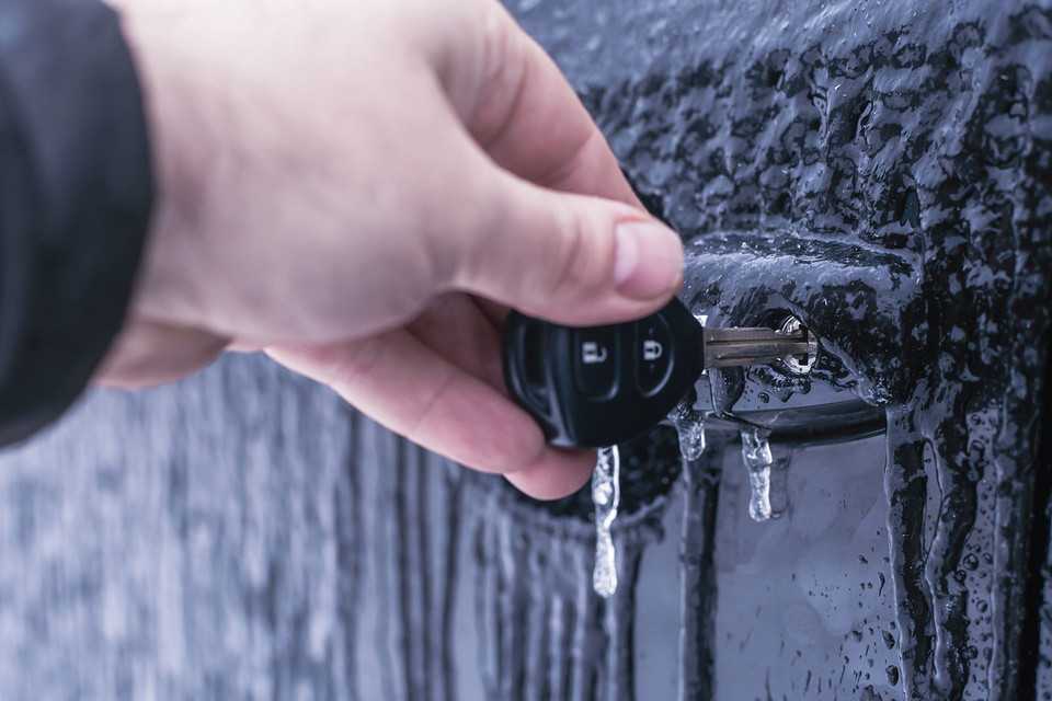 Что делать, если зимой замерзают двери и замке в автомобиле
