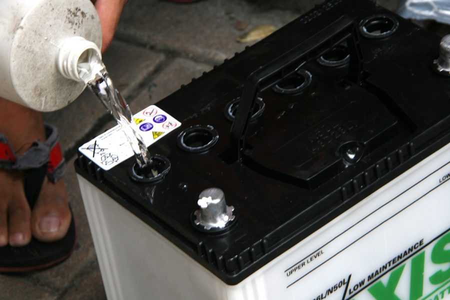 Как долить дистиллированную воду в аккумулятор: какую воду использовать, сколько доливать и как заряжать акб