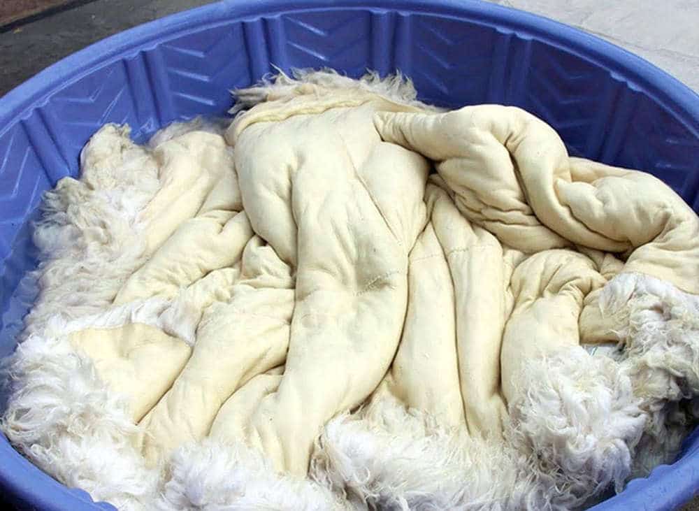 Как почистить овчину в домашних условиях, можно ли ее стирать в стиральной машине?