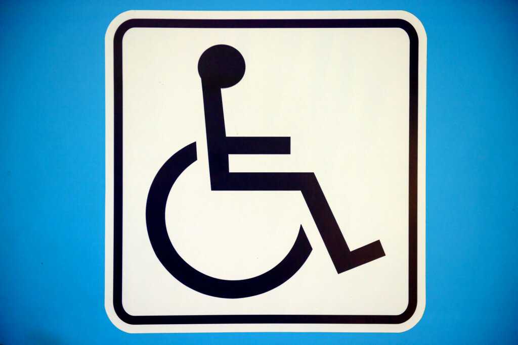 Где клеить знак инвалид на автомобиль: подробный разбор