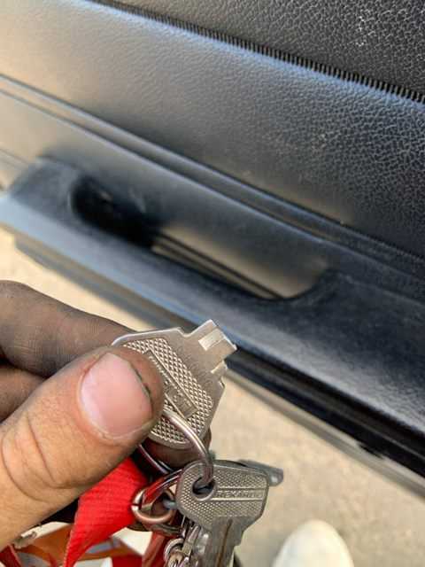 Потерял ключи от машины - что делать? как открыть машину без ключа :: syl.ru